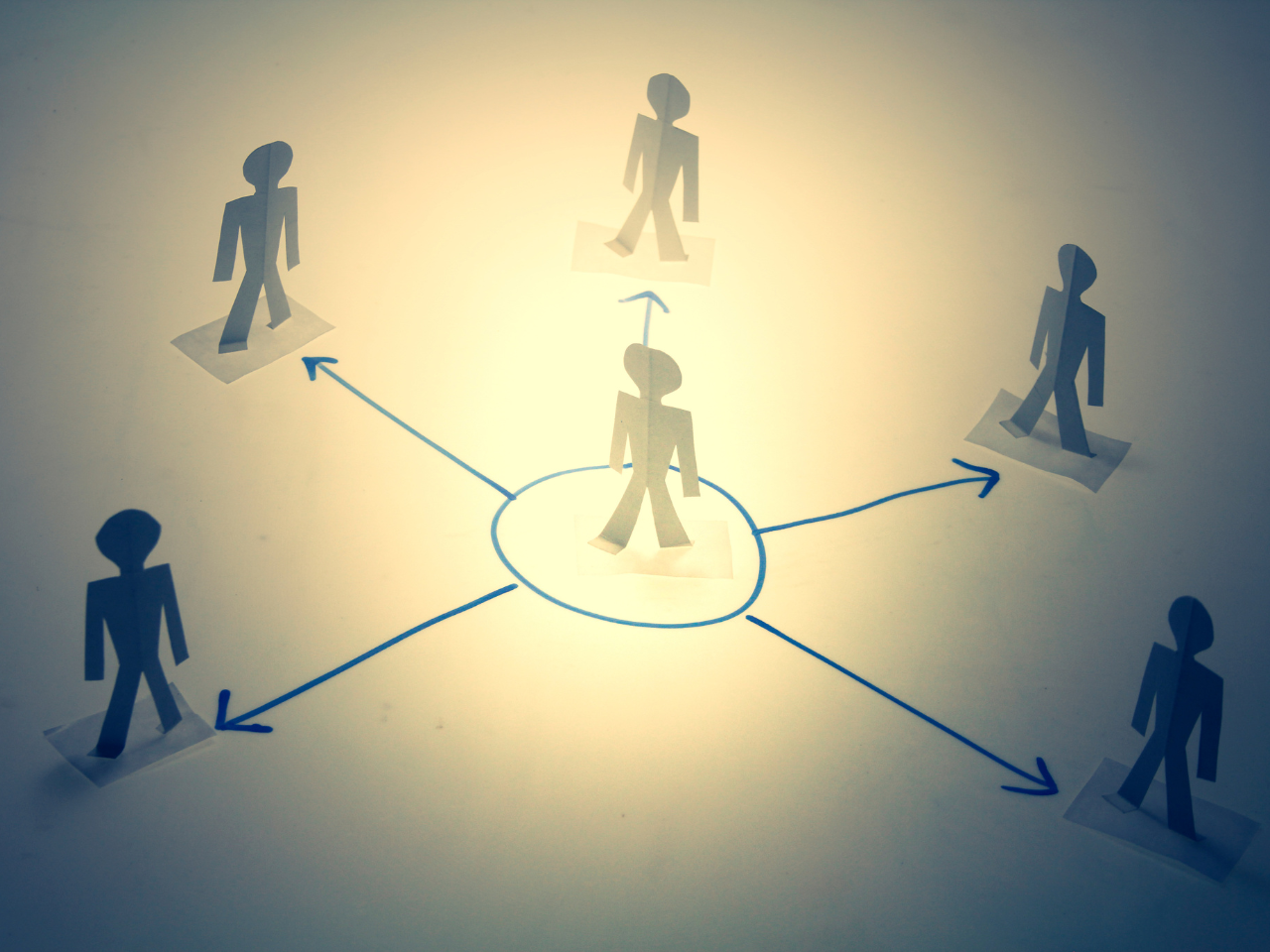 A person in a circle in the middle of the screen with multiple arrows pointing to different people around the circle