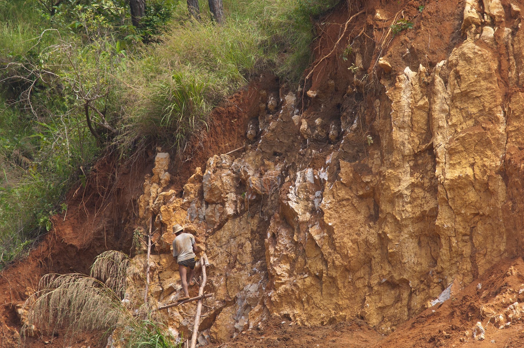 Children working in a quarry